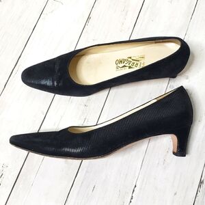 Ferragamo Pumps Size 8.5 2A Black Leather Italy Narrow Width Low Heel